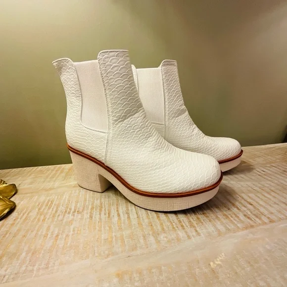 Pierre Dumas White Textured Ankle Booties - Picture 6 of 11